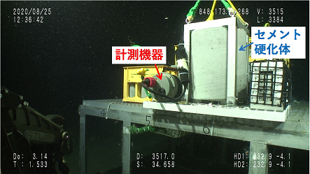 左:水深約3500mの海域にセメント硬化体及び計測機器を設置した様子 の画像