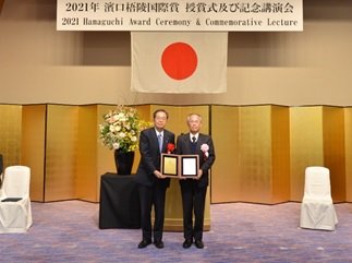 国内受賞者(松冨英夫教授)への表彰楯の授与の画像
