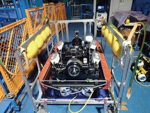 ROV for inspecting pier superstructures and its experiment in a water tank (with wave and current)の画像