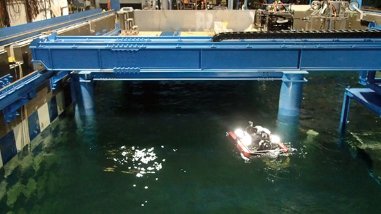 ROV for inspecting pier superstructures and its experiment in a water tank (with wave and current)の画像