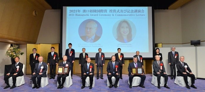 img:Commemorative photo of 2021 awardees and guests. 