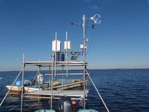 大気と海水の間でのCO2の出入りを観測する装置(渦相関システム,上)と(フラックスチャンバーシステム,下)の画像